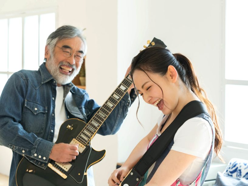 「定年後の時間を有意義に過ごしたい」「昔、憧れていたエレキギターにもう一度挑戦してみたい」「指先を動かして、脳をアクティブに保ちたい」そんなシニアの皆様、何か新しい趣味を始めてみませんか？島村楽器のエレキギター教室が大変おすすめです！ 比較的混み合わない平日の日中にも開講しておりますので、店内やレッ [&hellip;]