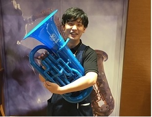 スタッフ写真 管楽器・管楽器アクセサリー・楽譜・和楽器 河野