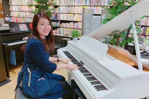 スタッフ写真 ピアノアドバイザー・管楽器・弦楽器 小林