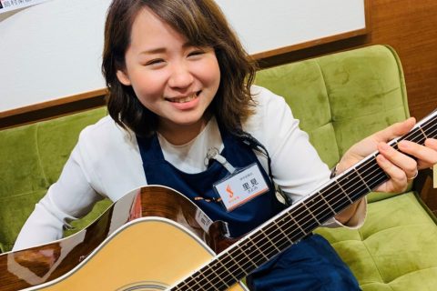 スタッフ写真 アコースティックギター・ウクレレ・ギターシニアアドバイザー 里見