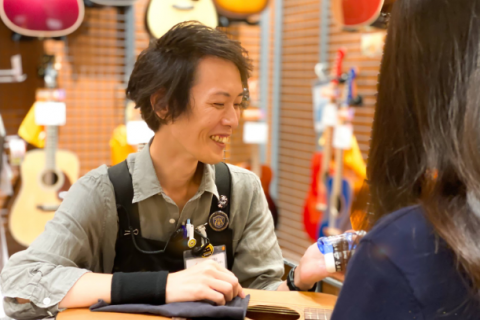 スタッフ写真 エレキギター・ベース・ギターアドバイザー 吉村