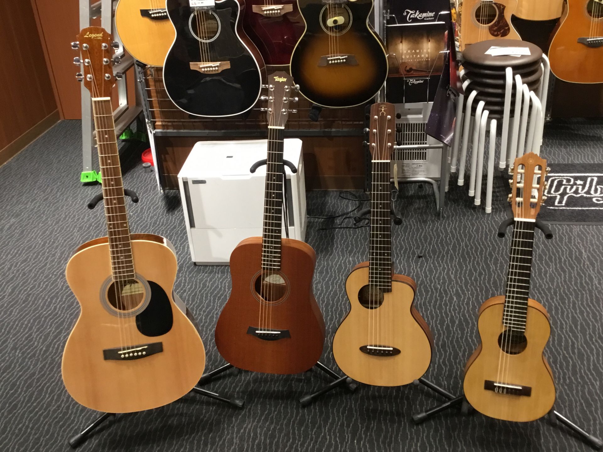 [https://www.shimamura.co.jp/shop/itamikoya/guitar-bass-ukulele/20190124/3123:title=] *そもそもミニギターとは？ （一番左が普通サイズのギターです。） 一般的なギターよりも小さいギターの事です。上の写真のように一口 […]