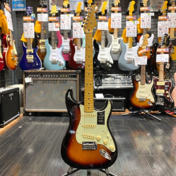 PLAYER PLUS STRAT MN / 3TSB<br />
￥123,800(税込)<br />
----------------------------------<br />
Player Plus Stratocaster(R)は、クラシックなフェンダーデザインにプレイヤーを意識した実用的な機能とエキサイティングな新フィニッシュげを融合させ、優れた演奏体験と紛れもないスタイリング。