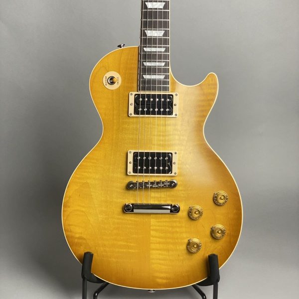 Les Paul Standard 50's Faded <br />
/￥269,500(税込)<br />
----------------------------------<br />
サテン・ニトロセルロースラッカーフィニッシュによって、長く愛用されてきたような味わい深さが感じられるルックスに仕上がっています。ボディのマテリアルはお馴染みのメイプルトップ&マホガニーバック。バック材はウェイトリリーフを施さないソリッドとなっており引き締まったタイトな鳴りが特徴