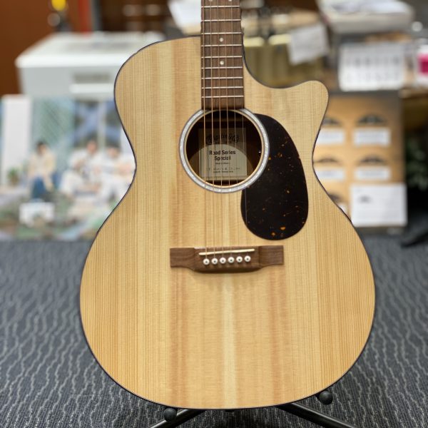 GPC-11E Custom<br />
￥209,000<br />
------------------------<br />
指板にメキシカンエボニーを採用した<br />
限定モデル。<br />
ホール内にチューナーを取り付けた<br />
即戦力になるエレアコ