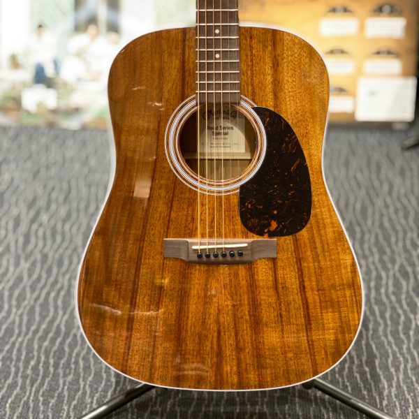 CTM D-12E KOA	<br />
￥320,000<br />
----------------------<br />
ボディトップ・バック共に<br />
贅沢にもコア材を採用した限定モデル<br />
ホール内にチューナーを取り付けた<br />
即戦力になるエレアコ