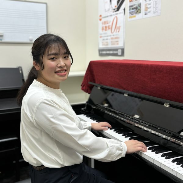 ピアノインストラクター　島田　菜々子<br />
＜稼働曜日・時間＞月・水・金・土・日<br />
平日12:30～21:00　土日祝10:30～19:00