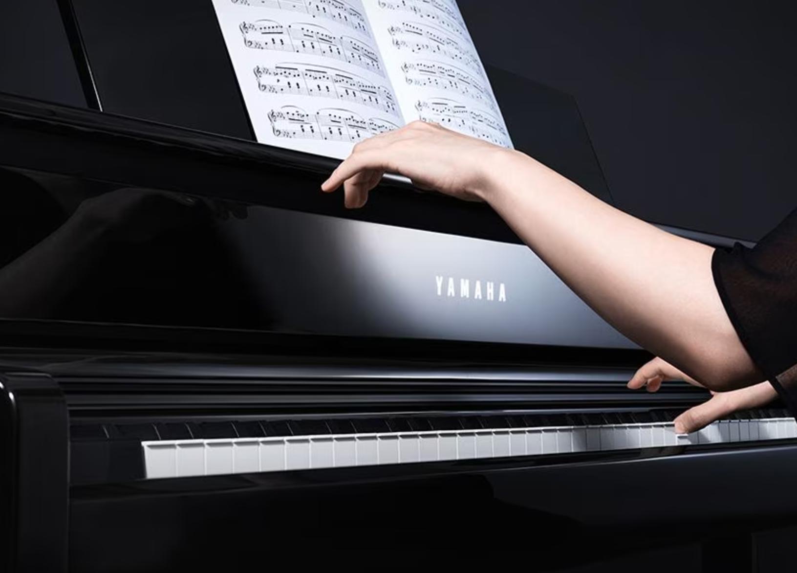 皆さんこんにちは！電子ピアノ担当の田中です。 弾いてみたいとご要望いただくことも多かったYAMAHAの電子ピアノCLP-885が間もなく展示開始となります！ 気になっている方は是非店頭にてお試しください♪ CONTENTSClavinova（クラビノーバ）とはCLP-885他CLP-800シリーズと […]