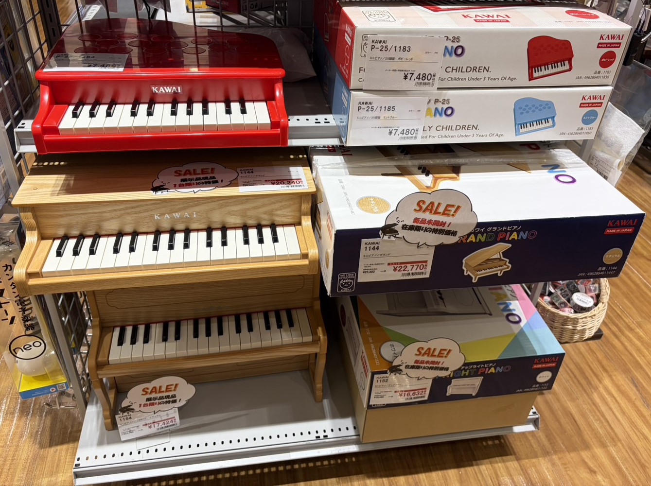 皆さまこんにちは！島村楽器イオンモール伊丹昆陽店です♪今回ご紹介するのは、正確な音程と自然でやさしい音色にこだわった、お子さま用ミニピアノです。小さな手でも弾きやすい鍵盤サイズや、表現しやすいタッチ、インテリアになじむデザイン、安全性に配慮した設計など、「はじめての一台」にうれしいポイントをぎゅっと […]