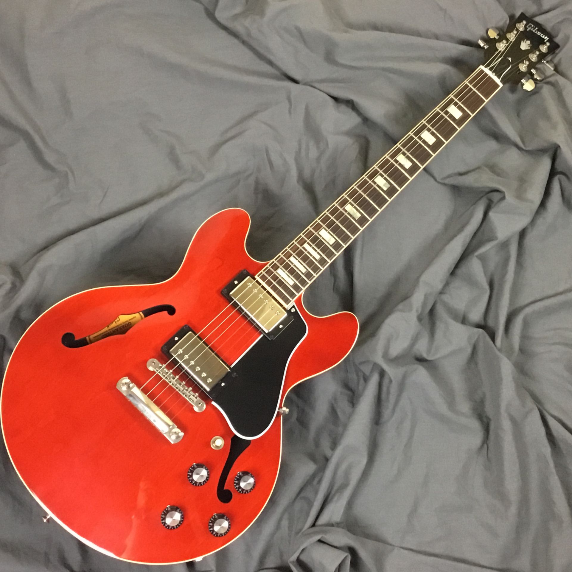 *GIBSON ES-339 チューブレストラスロッド搭載モデルのご紹介です！ 店長の平林です。いつもららぽーと磐田店をご利用頂き誠に有難うございます。 今回ご紹介するモデルはギブソンを代表するセミアコ「ES-335」を一回りサイズダウンした「ES-339」です。 それではどうぞご覧ください！ 従来 […]