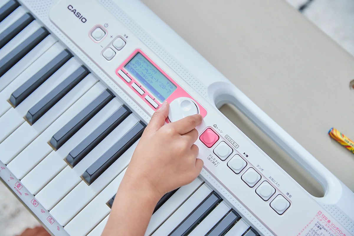 *手軽にピアノを始めるきっかけに CASIO（カシオ）から、光ナビゲーションキーボードの新商品が9月16日に発売されました。お子様に大人気のカワイイLK320、お子様からご年配の方まで幅広い年齢層に人気のLK-520、どちらもオススメです。 **LK-320 大好きなあの曲が、弾ける！歌える！最新ア […]