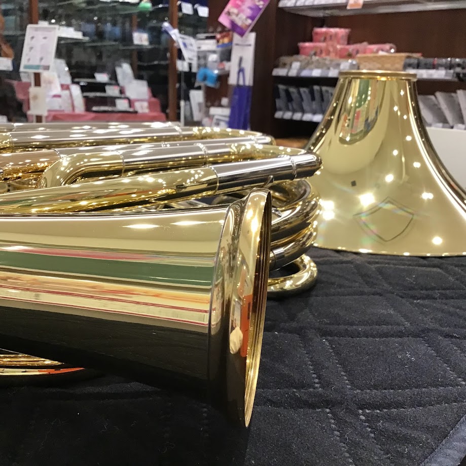 こんにちは。ららぽーと磐田店管楽器アドバイザー 松下です。オーケストラや吹奏楽でも大活躍のホルン。ベルが取り外せるタイプの仕様では、正しい取り扱いを知らないと大惨事が起こることも…。今回は、ベルの組み立て方をお伝えします。 CONTENTSはじめにベルの組み立て方法お問い合わせははじめに 実は〝ホル […]