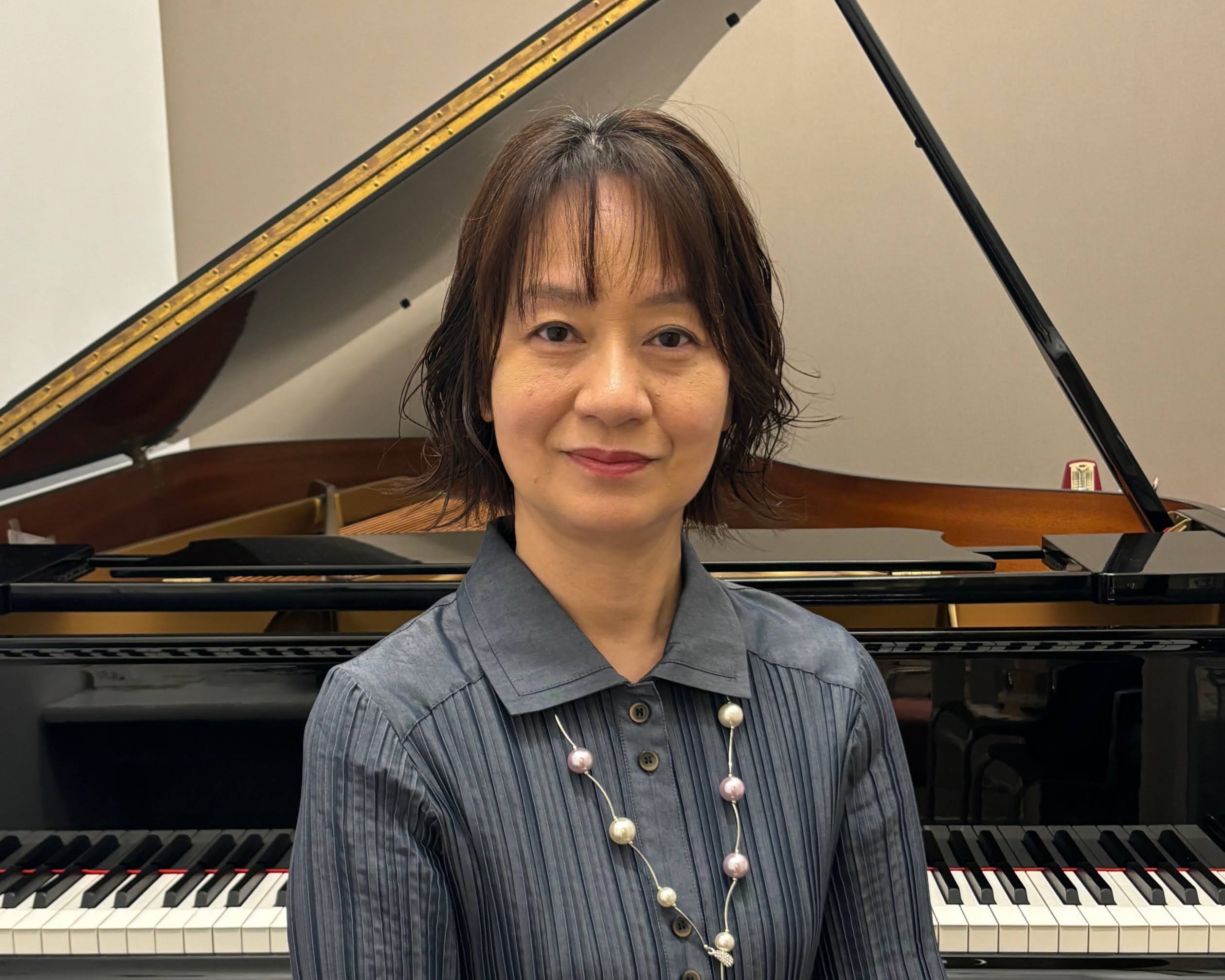 髙嶺 千浩（たかみね ちひろ）　担当曜日:土曜日 桐朋学園大学短期大学部芸術科音楽専攻を卒業。ウィーン・プライナー音楽大学ピアノ科を専攻し、東一郎、飯尾孝枝、高尾多栄子、レオニード・ブルンベルグ各氏に師事。ウィーンに18年間在住し、ピアノ指導や発表会の開催に携わる。帰国後も、日本で音楽の楽しさを広め [&hellip;]