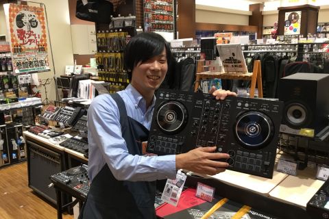 スタッフ写真 ギター、ベース、エフェクター、シンセサイザー、マイク、ヘッドホン、PA、DTM、DJ 椋平