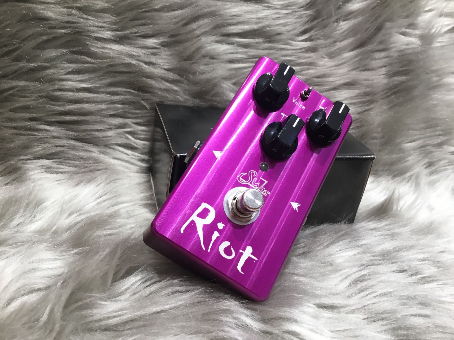 *大人気 《Suhr Riot》が入荷！ お待たせいたしました！ 大人気のディストーションペダルSuhr Riotが入荷いたしました！ 大ヒットしているこちらのペダルを今回はご紹介させていただきます！！ **特徴 「ペダルを通していることを忘れてしまうナチュラルな使用感はまさにアンプ。多くのディスト […]