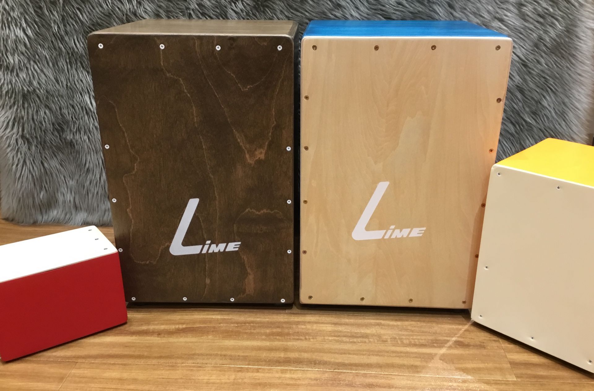 [https://twitter.com/shima_izu3/::title=] *LiME Cajonラインナップ紹介 こんにちは！ 和泉店ドラムアドバイザーの川瀬です。 今回は前回軽くご紹介させていただいた大阪発のカホンメーカーLiME Cajonのカホンをご紹介させていただきます。 LiME […]