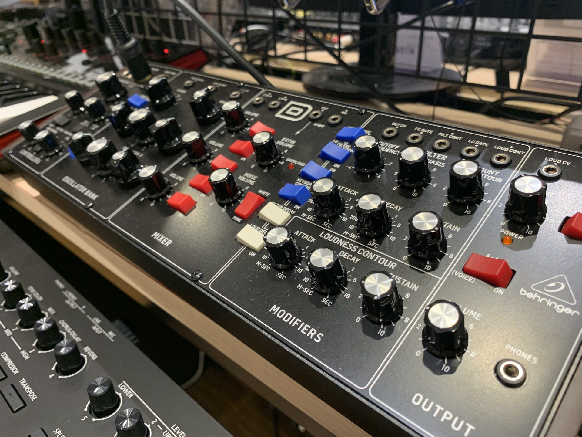 遂に入荷しました話題のMoog Minimoogのクローン機種、ベリンガー MODEL D。オリジナルモデルは史上最も有名とも言われ名機とされるシンセではあるものの非常に高額で、軽い気持ちで手に入れることは困難でした。]]そんな中登場し、その高品質っぷりからすぐに爆発的な人気を得た本機。DTMerた […]