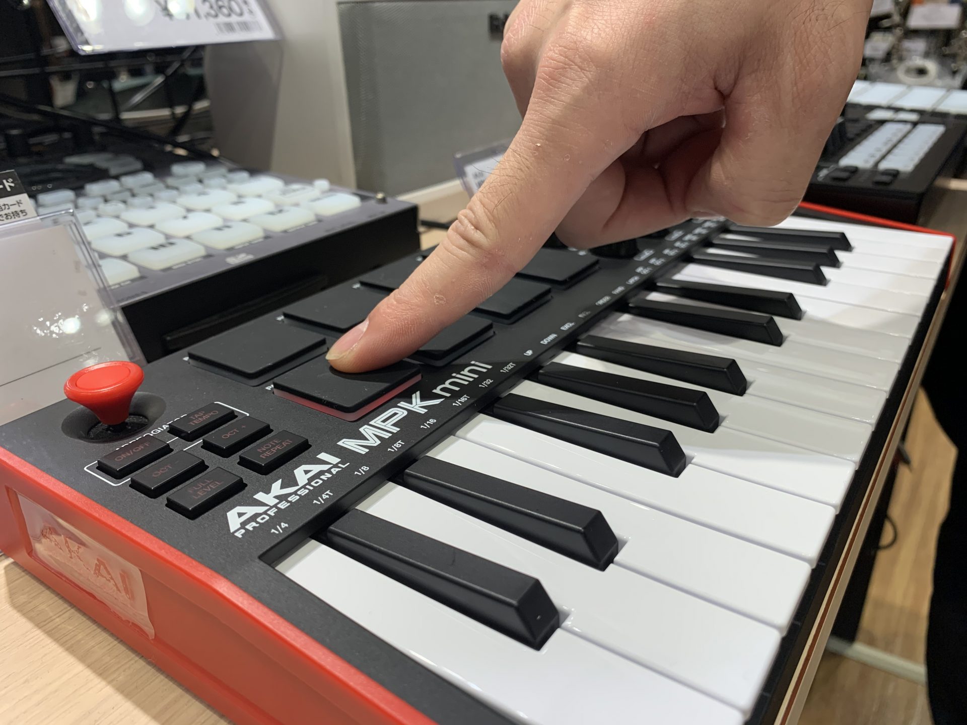 非常にコストパフォーマンスに優れたMIDIコントローラーである≪[!!AKAI MPK mini!!]≫がより使いやすくなって登場しました。MK2からの変更点は後ほど記載します。]][!!これからDAWを始めたい方やトラックメイク、ビートメイクを始めたい方はひとまず買っておいて損はないと思います。! […]