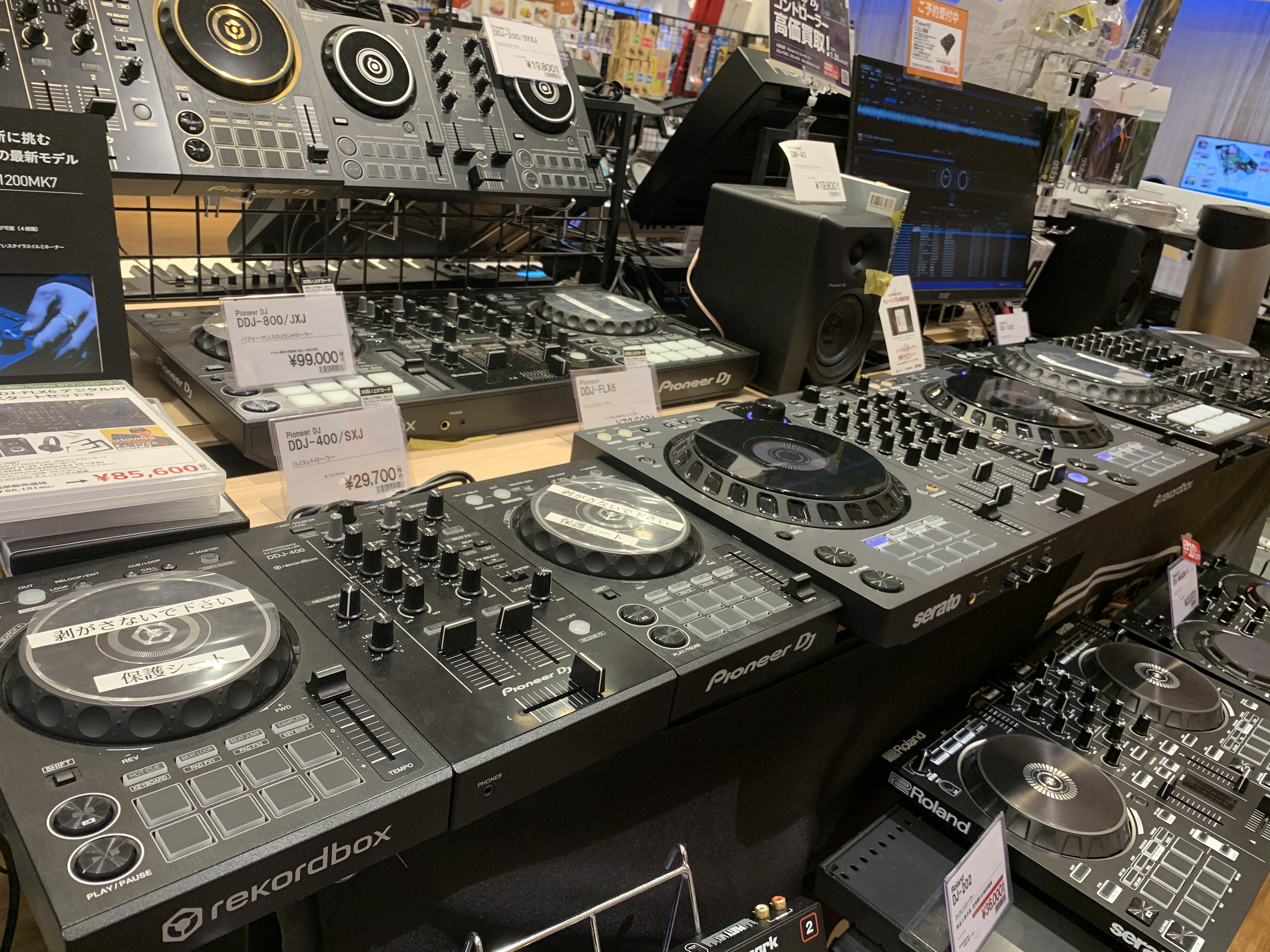 * これからDJを始めたい方もご安心ください！機材選びからプレイ方法までしっかりサポートできるスタッフがいます！ 当店ではPCDJコントローラーを中心にラインナップしておりますがその他機材についてもお気軽にお問合せください！実際に触っていただけるコントローラーを多数設置していますのでこれから始めたい […]