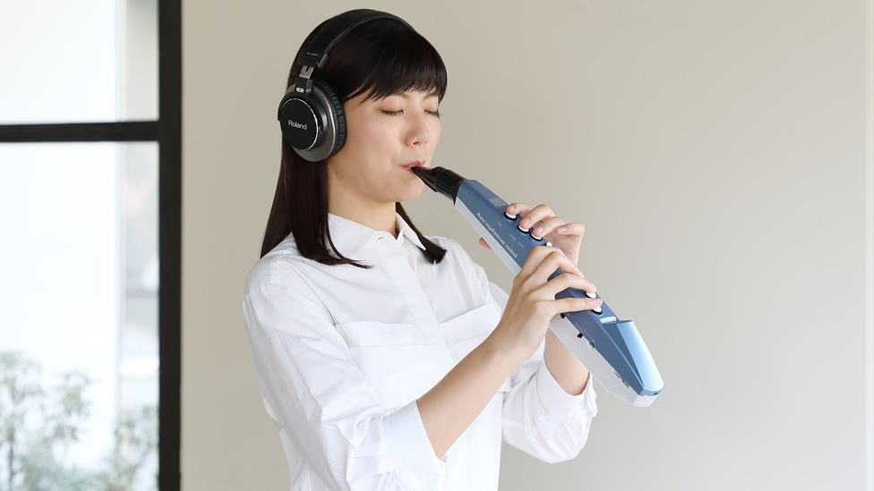 CONTENTS簡単に音が鳴らせるデジタル管楽器「エアロフォン」サックスとの違いエアロフォンの魅力①「音が簡単に出せる」エアロフォンの魅力②「いつでもどこでも練習ができる」エアロフォンの魅力③「豊富な機能」様々な種類のエアロフォンインストラクターが演奏してみました！【レッスン】デジタル管楽器サロン開 […]