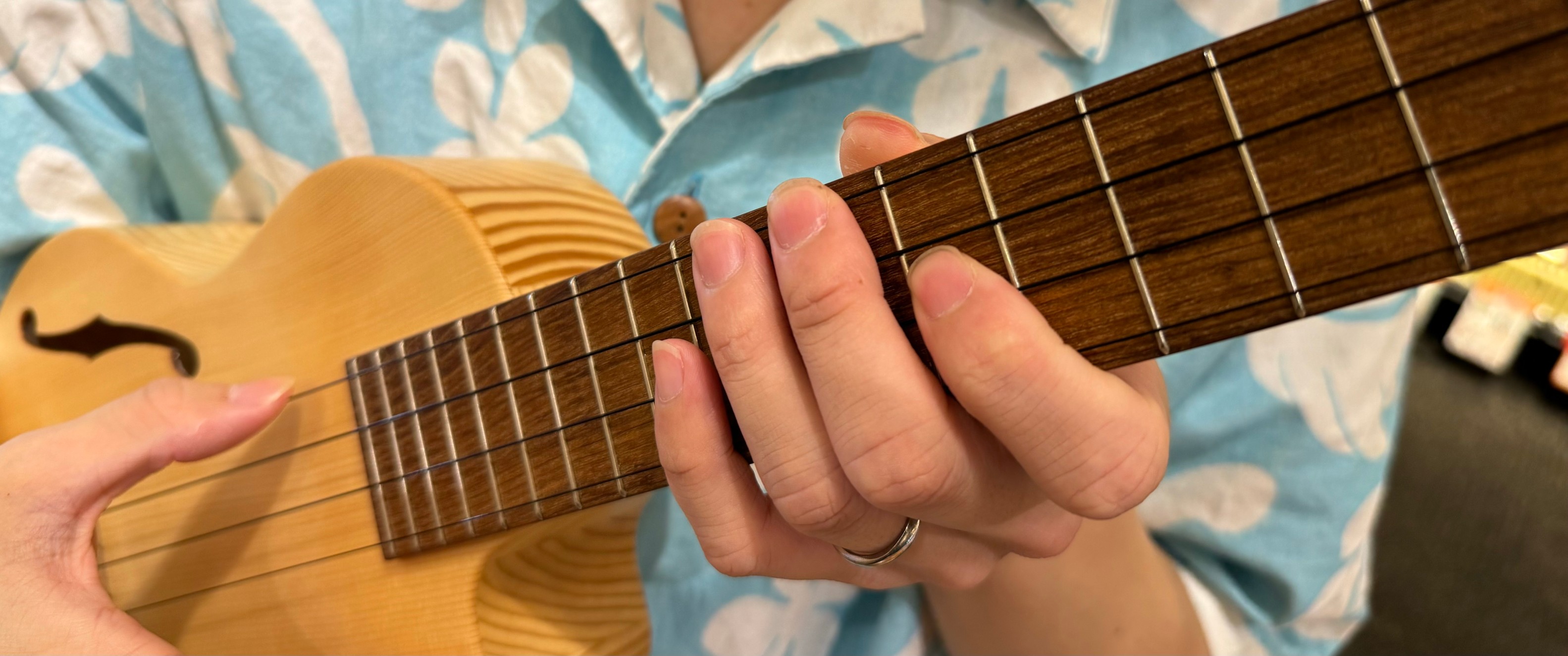 Aloha！！！！！このページにたどり着かれたということはウクレレを始めたい方ですよね？E komo mai！！！！！そんな方に必要な情報をウクレレ担当のハッピーサマーボーイ山口がまとめましたのでぜひご覧ください！(※ハワイ語はしゃべれません) CONTENTSウクレレ担当　山口ウクレレはどういう楽 […]