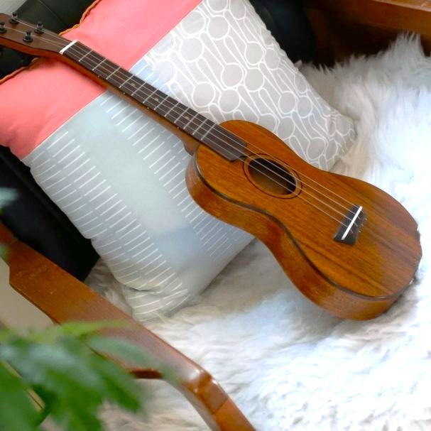 抱えた時に分かるフィット感！ウスレレ