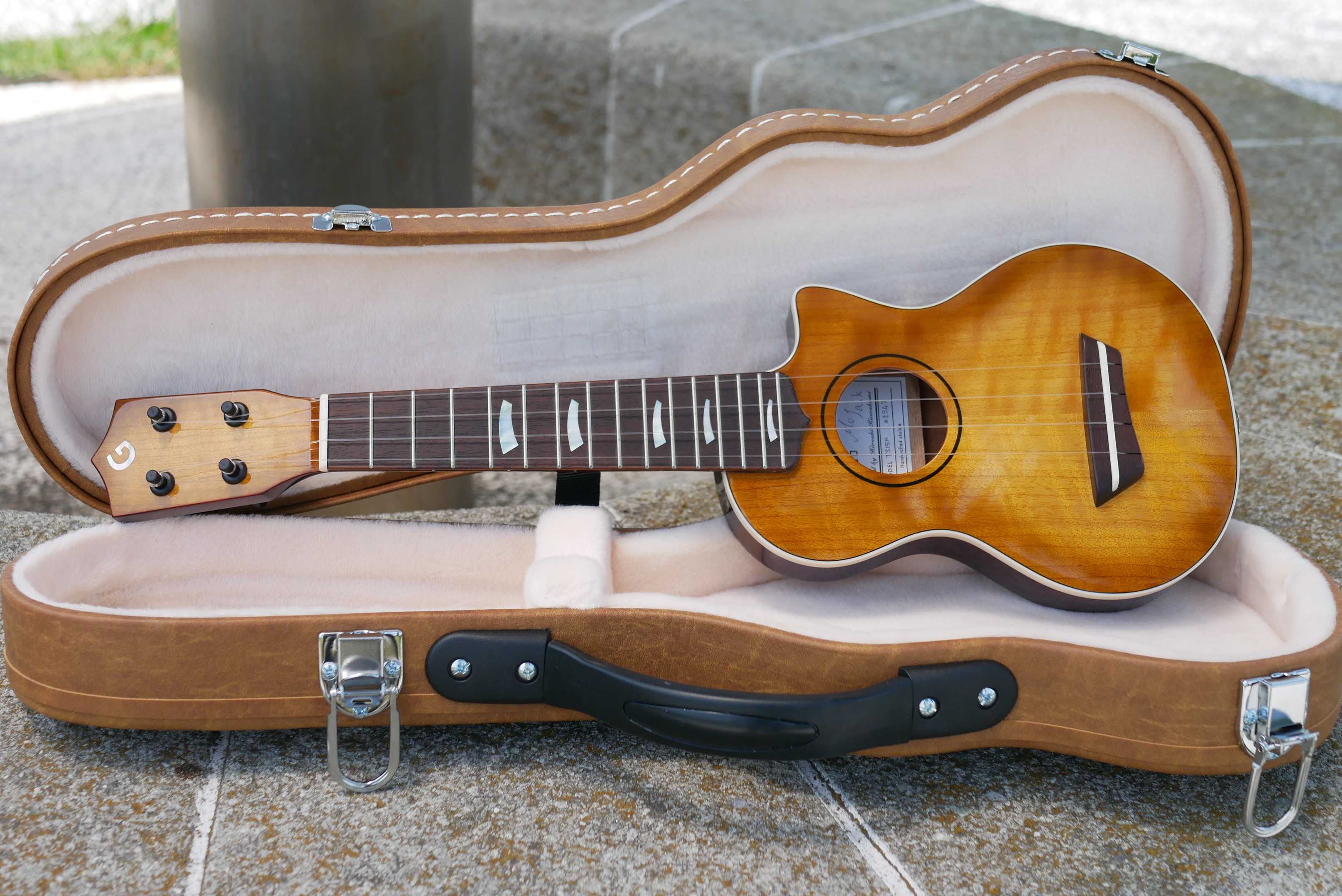 エレキギターのようなカッコいいウクレレ！GZ TC16F (YS) ガズモデル イエローサンバースト 