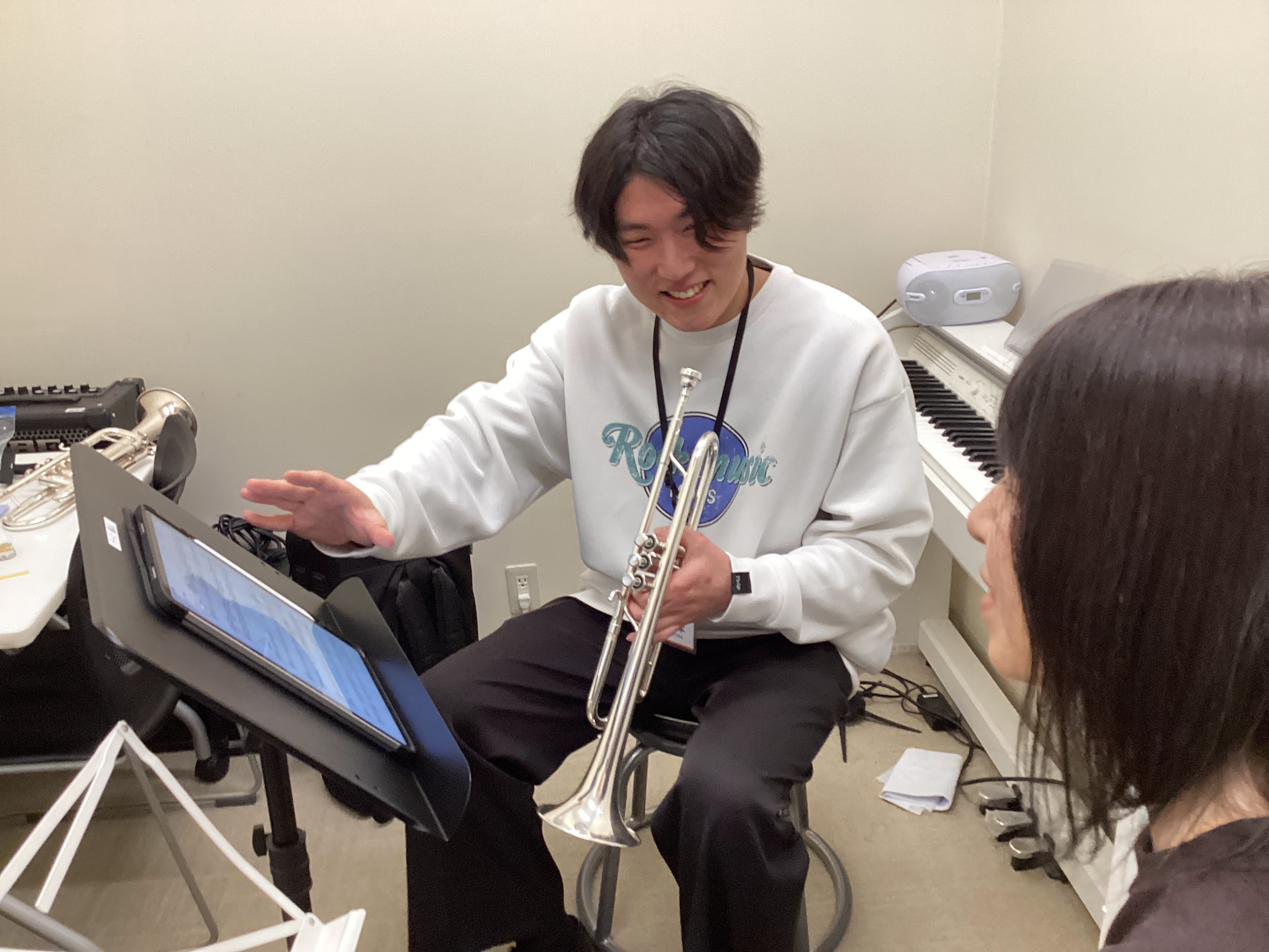 CONTENTSプロフィール松本先生にインタビュー🎺実際のレッスンを体験してみよう！体験レッスン受付中♪お問い合わせプロフィール 松本先生にインタビュー🎺 Q1：トランペットを始めたきっかけは？ 家族が音楽に関わることをしていたということや、地域にブラスバンドがあったため、小学3年生から始めました！ [&hellip;]