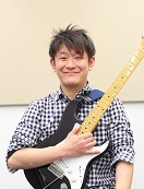 *若見 篤志（わかみ あつし）]]担当曜日:月曜日 **プロフィール ROCK・POPS・JAZZ・FUSIONなど様々なジャンルのバンドを渡り歩く。]]現在、都内で自己のバンドやセッションなどで活動中。 *講師へのインタビュー ***◆好きな・得意な演奏ジャンルはなんですか？ ポップス・ロック・ブ […]