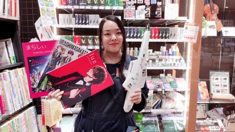 スタッフ写真 管楽器・弦楽器・楽譜 岩田