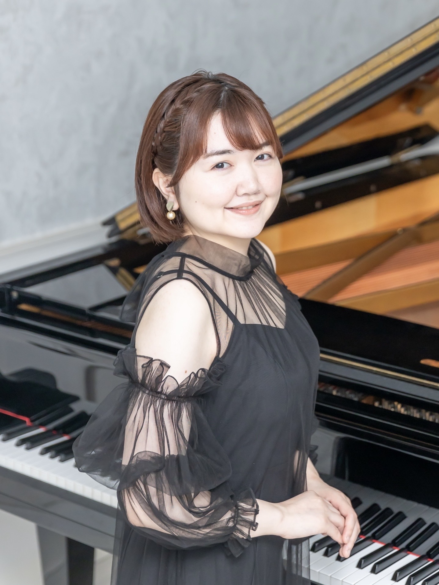 Q1.開講コースを教えてください ピアノ、保育士ピアノ、はじめてのキーボード、ソルフェージュサロンを担当しています。 Q2.ピアノを始めたきっかけは？ 小学2年生のとき、クラスにいたピアノの上手なお友達に憧れて。「ピアノをやりたい」と初めて母に伝えると、「じゃあ自分で教室を探して来なさい！」と言われ [&hellip;]