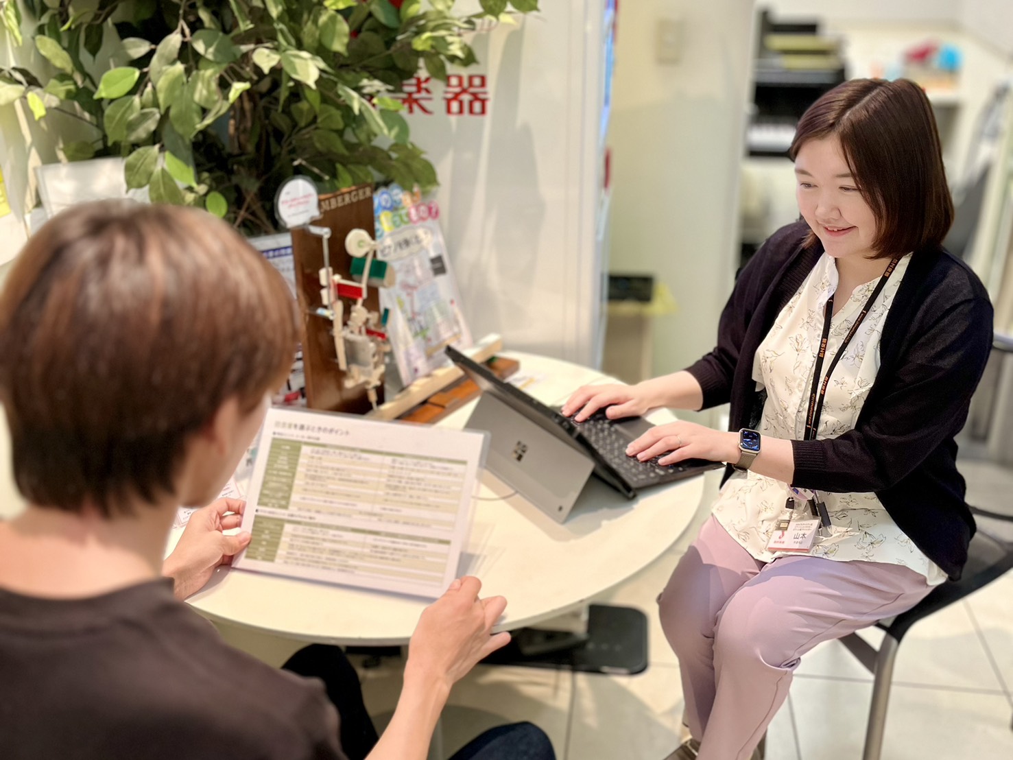 みなさま、こんにちは！島村楽器かわぐちキャスティ店ピアノインストラクター兼、防音上級アドバイザーの山本です。 「家で思いきり練習したいけれど、近所迷惑になっていないか不安…」「防音室って、中で弾くと音が響きすぎて耳が痛くならない？」 楽器を愛するみなさまなら、一度は演奏環境について悩まれたことがある [&hellip;]