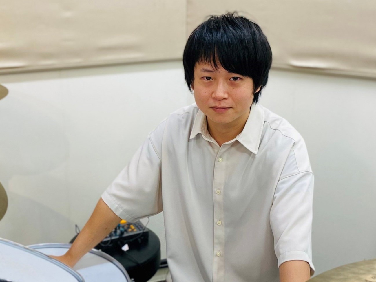 CONTENTS講師プロフィール講師からのコメント先生へのインタビューコース概要お問い合わせ講師プロフィール 青山　皓星（あおやま　こうせい）　担当曜日：火曜日 中学校で吹奏楽部に入ったことをきっかけにドラムを始める。並行してロックバンドにも加入し、ライブ活動等に勤しむ。二十歳頃上京し、村石雅行氏に […]