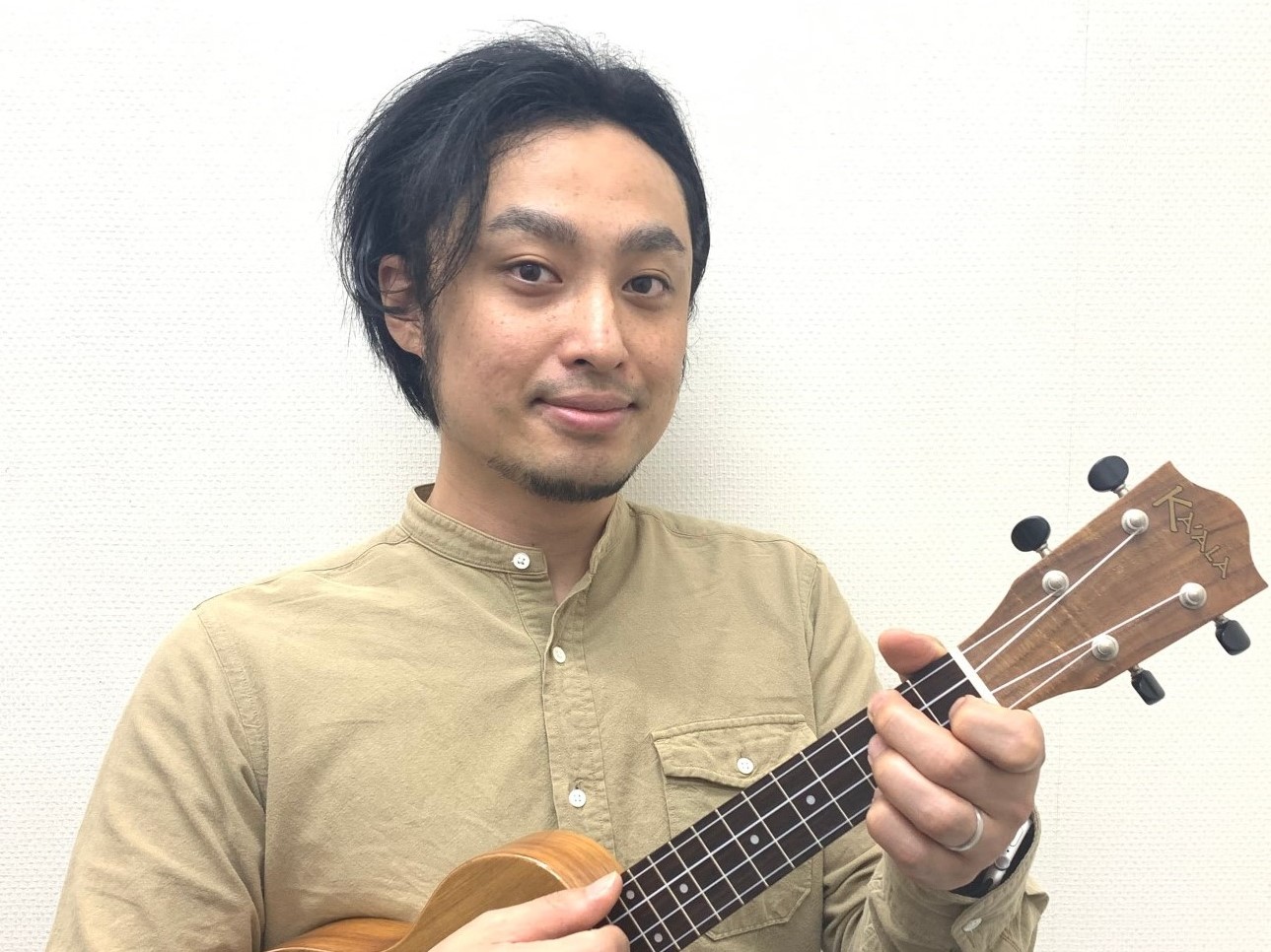 CONTENTS講師プロフィール講師からのコメント先生へのインタビューコース概要お問い合わせ講師プロフィール 米満　和隆（よねみつ　かずたか）　担当曜日：金曜日 15歳よりギターを始め、様々なジャンルの演奏法、音楽理論を学ぶ。自身のバンドではイベント、TV出演、楽曲提供をし、現在はサポートギタリスト [&hellip;]