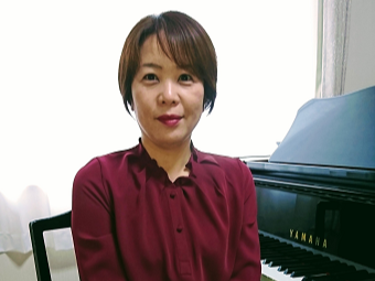 CONTENTS講師プロフィール講師からのコメントレッスン内容お申込み・お問い合わせ講師プロフィール 鹿児島短期大学音楽科ピアノコース卒業および同大学音楽専攻科修了。ヤマハ音楽教室システム講師を経て、数々の演奏家コンサートの伴奏を務め、コンサートを主催。施設等でも音楽イベント等、取り組んいる。こども […]