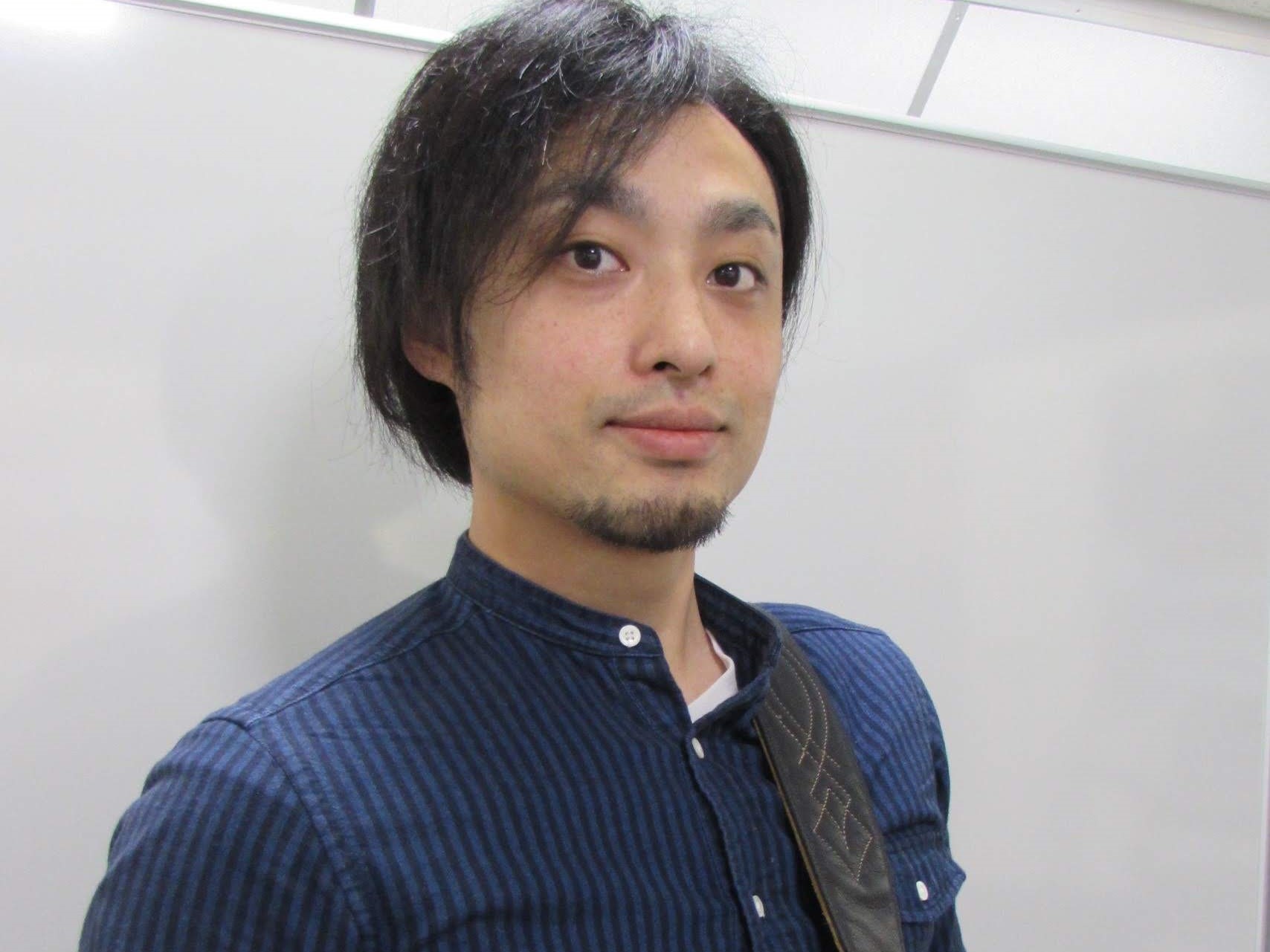 CONTENTS講師プロフィール講師からのコメントレッスン内容お申し込み・お問い合わせ講師プロフィール 15歳よりギターを始め、様々なジャンルの演奏法、音楽理論を学ぶ。自身のバンドではイベント、TV出演、楽曲提供をし、現在はサポートギタリスト、ウード奏者としても活動中。 講師からのコメント 初心者か […]