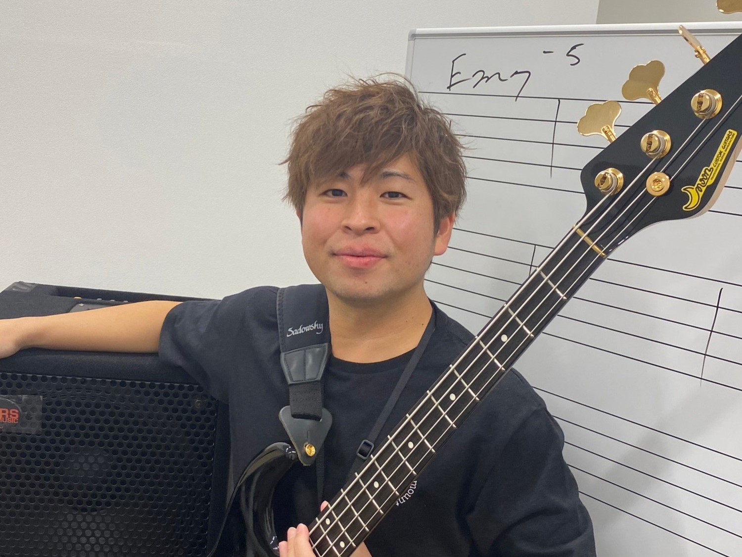 CONTENTS講師プロフィール講師からのコメントレッスン内容お問い合わせ講師プロフィール 鹿児島国際大学短期大学部音楽科卒。20歳で上京し、高校生でベースをはじめ、三浦正幸氏に師事する。20歳で上京し、青山テルマ、元ちとせ、タケカワユキヒデ氏と共演する。ベースはバンドの要です。基礎がとても大事なの […]