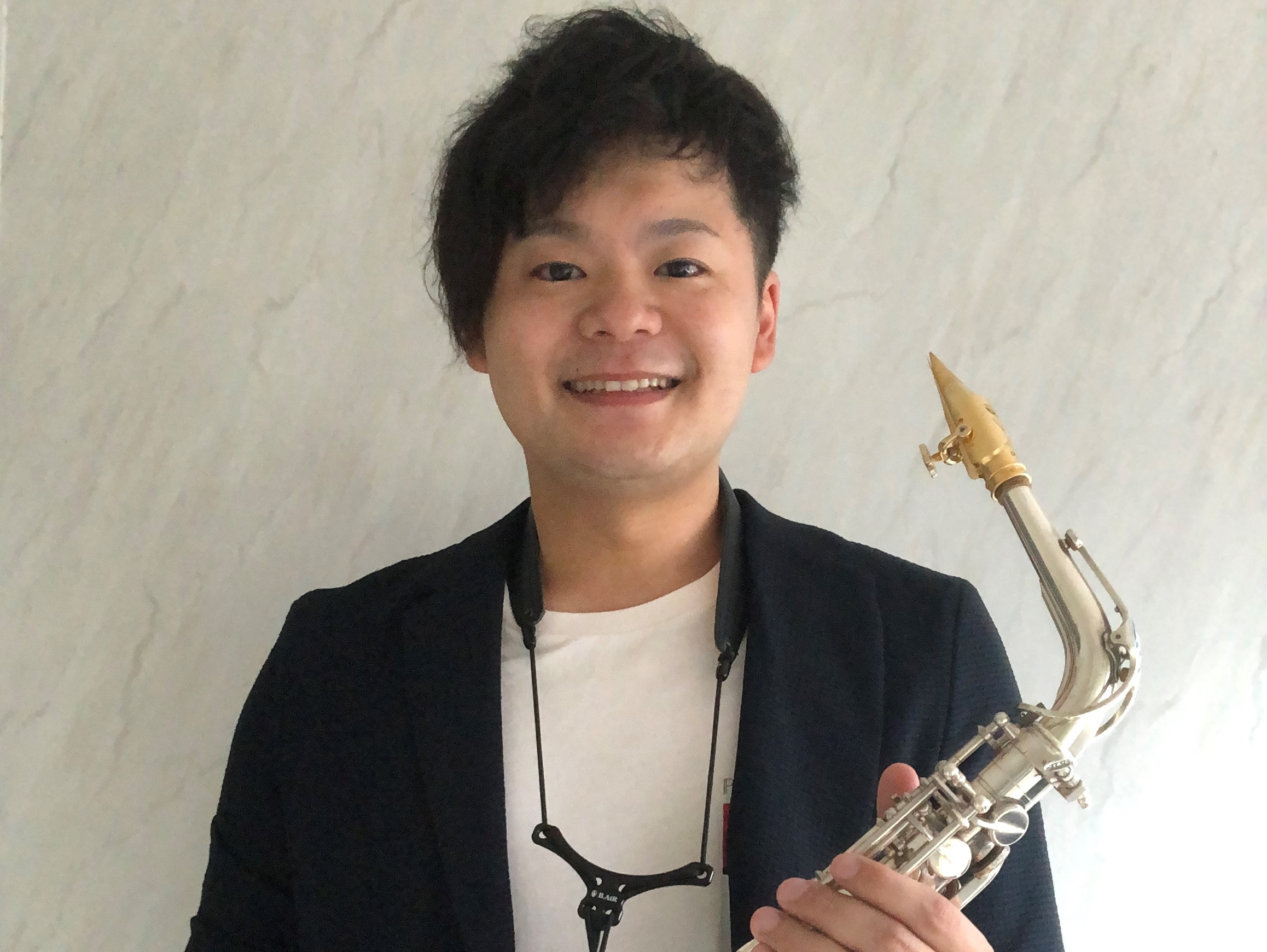 CONTENTS講師プロフィール講師からのコメントコース概要お問い合わせ講師プロフィール 勝田　聖（かつだ　さとし）　担当曜日：金曜日 高校よりクラシックを学び始める。鹿児島国際大学短期大学部音楽科へ入学し、同大学の音楽演奏専攻科へ進学。卒業後にジャズやポップスへと転向する。東京へ上京し、様々な活動 […]