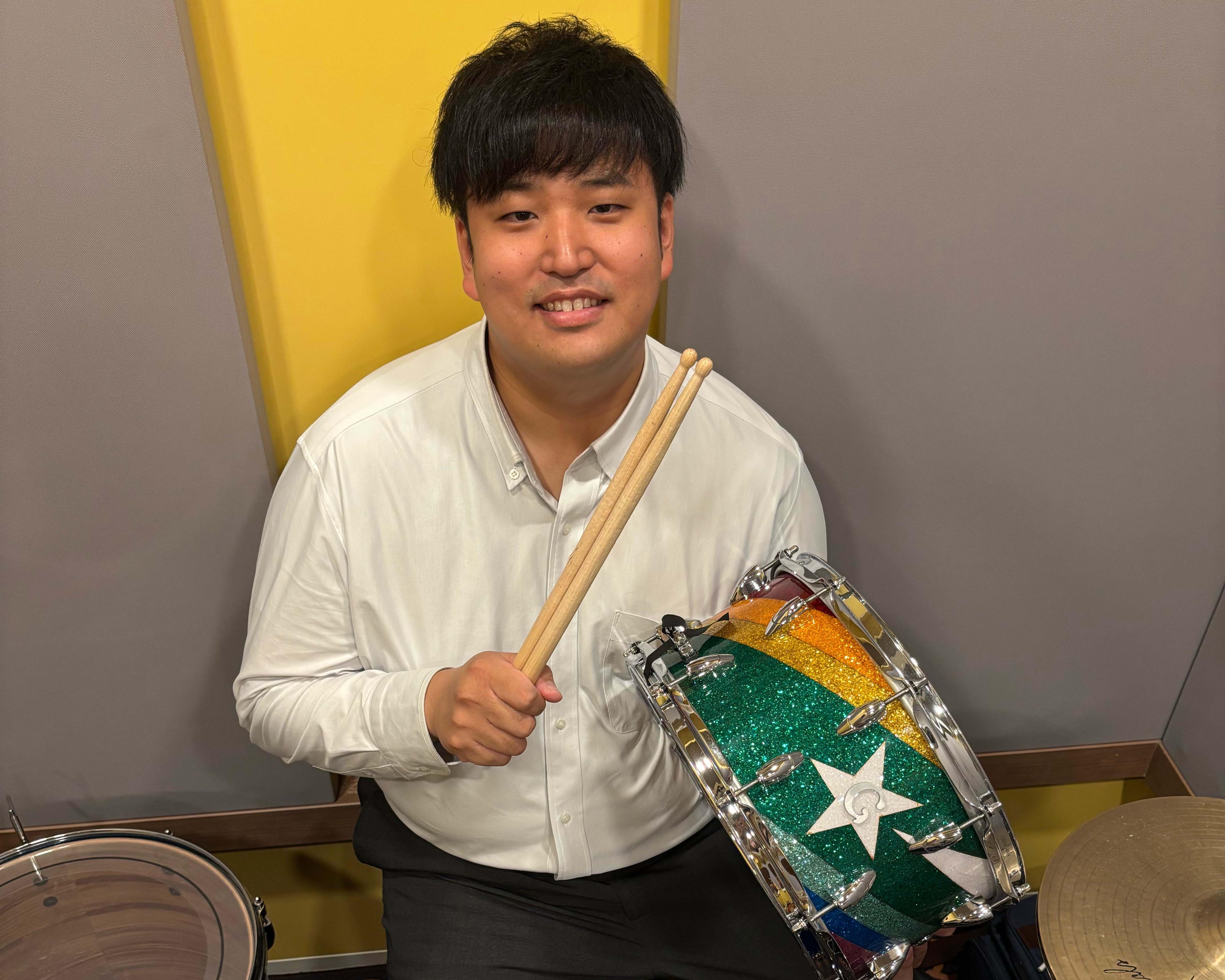 CONTENTS講師プロフィール講師コメントコース概要お問い合わせ講師プロフィール 高校の吹奏楽部でドラムを始める。卒業後は音楽専門学校で音響を学び、演奏と音作りの両面から音楽を追求。自身のバンドでツアーやレコーディング、フェス出演も経験。ドラム以外にギターやベースの演奏経験もあり、バンド全体の響き [&hellip;]