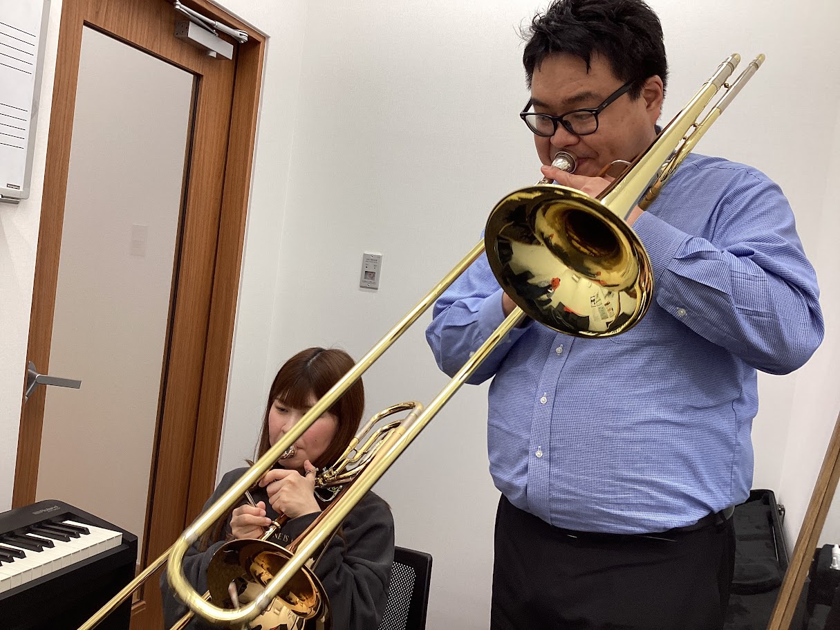 皆さんこんにちは！島村楽器イオンモール鹿児島店の有薗です！ 今回は、私が松尾光祐先生のトロンボーンの体験レッスンを受けてみました！ 私は、元々ホルンの経験はあるのですが、トロンボーンは初めてです。今まで経験したことのないスライド楽器のレッスンでワクワクしています♪ CONTENTSトロンボーン講師ご [&hellip;]