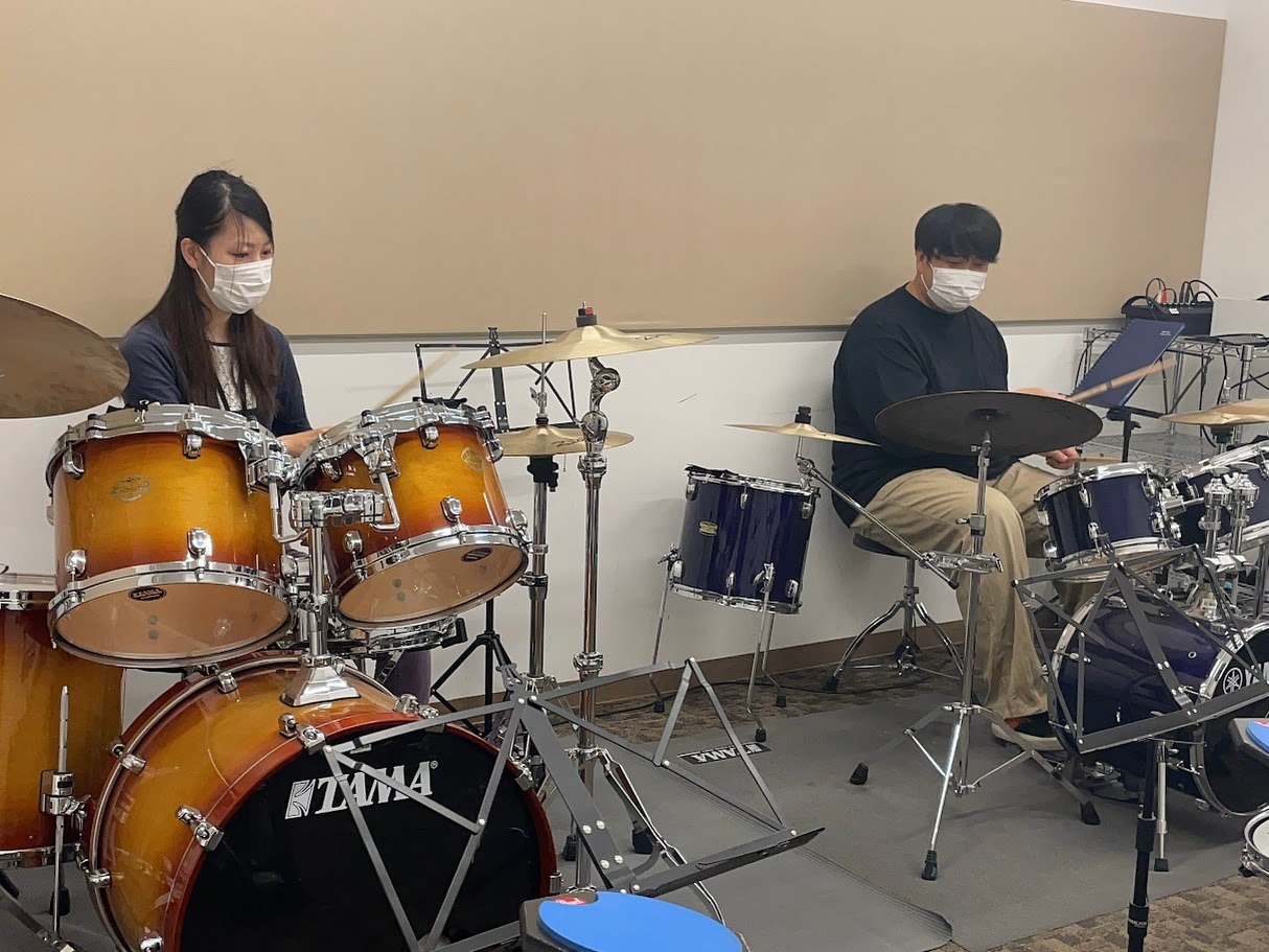 こんにちは。イオンモール鹿児島店の森です。 本日は土曜日に新規開講したドラムの体験レッスンに挑戦してみました！ 『音楽のリズムや流れを作り、バンドのみんなを引っ張る』重要な役割のドラム。皆さんどんな感じで叩いているんだろう…？と気になりながらレッスンスタート！ CONTENTS講師紹介レッスン開始！ [&hellip;]