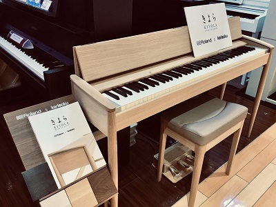 大ヒット商品☆きよらを鹿児島店で展示しております！！]]電子楽器ブランドのローランドと国内最大手家具メーカーのカリモクがタッグを組んで開発された家具仕上げの新しいピアノ「きよら（KIYOLA）」 日本の職人の技、天然木を活かしたこだわりの家具調デザインと]]最新のデジタルピアノの融合。]]インテリア […]