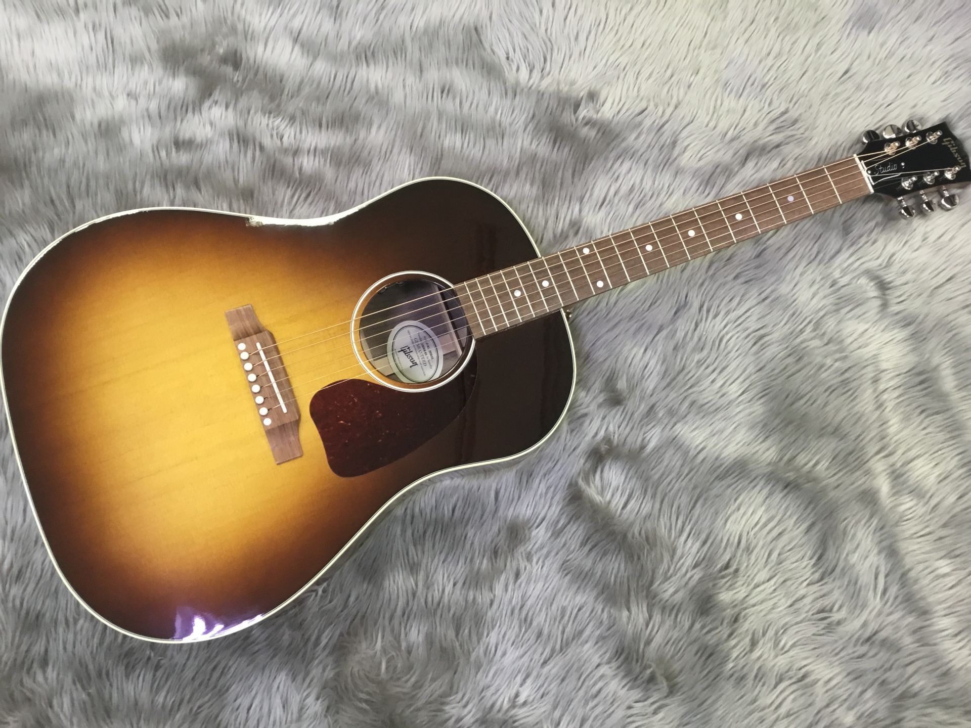 *J−45 Studio |*ブランド|Gibson| |*型番|J−45 Studio| |*商品の状態|新品| |*販売価格|[!￥191,268(税込)!]| |*メーカー希望小売価格|￥273,240(税込)| |*ボディタイプ|エレアコギター| |*カラー|WNB| |*付属品|ハードケー […]