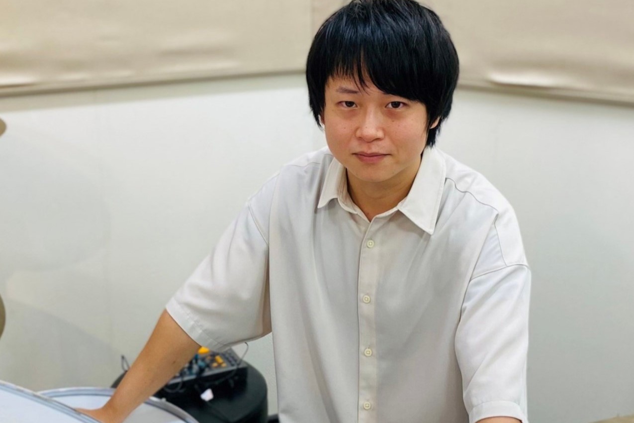 *青山　皓星(あおやま　こうせい)　担当曜日　水・木・金・土曜日 *講師プロフィール 中学校で吹奏楽部に入ったことをきっかけにドラムを始める。並行してロックバンドにも加入し、ライブ活動等に勤しむ。]]二十歳頃上京し、村石雅行氏に師事。幅広いジャンルでのアプローチを学びつつ、ライブのサポート等を中心に […]