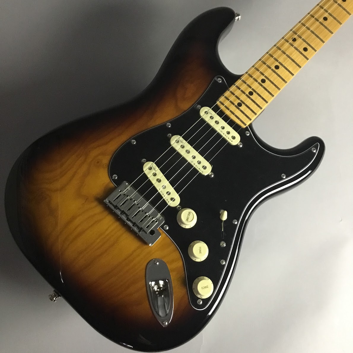 Fender American Ultra Luxe Stratocaster, Maple Fingerboard 2Tone Sunburst