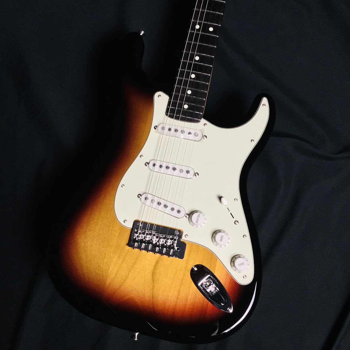 Fender Made in Japan Hybrid II Stratocaster Rosewood Fingerboard 3-Color Sunburst