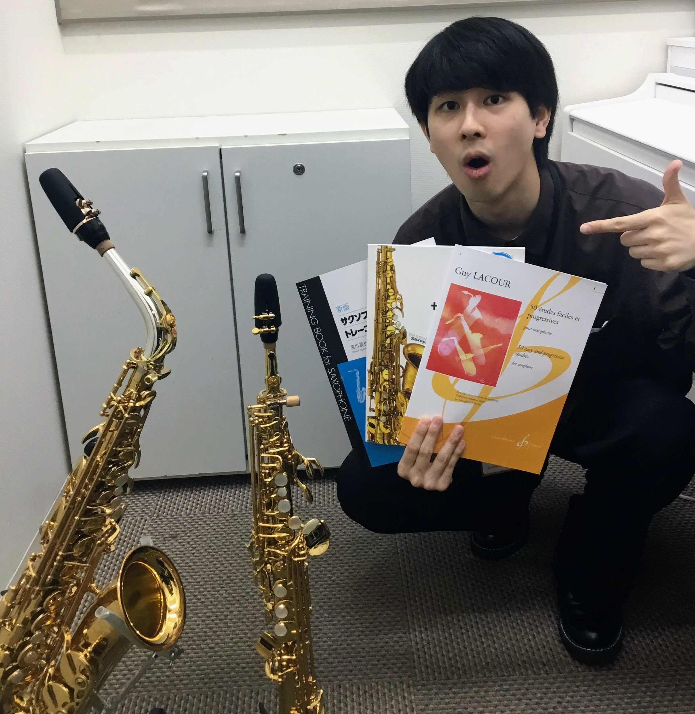 皆さんこんにちは！島村楽器アミュプラザ鹿児島店サックスインストラクターの堂森です！ これからサックスを始める皆さん、すでに始めている皆さんも教則本や練習曲集でどれを使えばいいのか困ったことはありませんか？何から始めたらいいか悩んでいる方、教本を使わずに動画や独学で始めている方、さらに上達するために新 […]