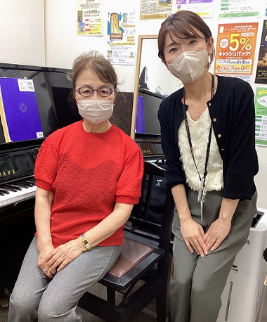 こんにちは！アミュプラザ鹿児島店のピアノインストラクター谷です。 『レッスンってどんな感じだろう？』と気になる方に向けて、レッスンの様子が少しでも伝わるように、当店音楽教室、ピアノサロンにお通いの会員様にインタビューしてみました！ 今回はピアノサロンに通われている『Оさん(80代)』をご紹介させてい […]