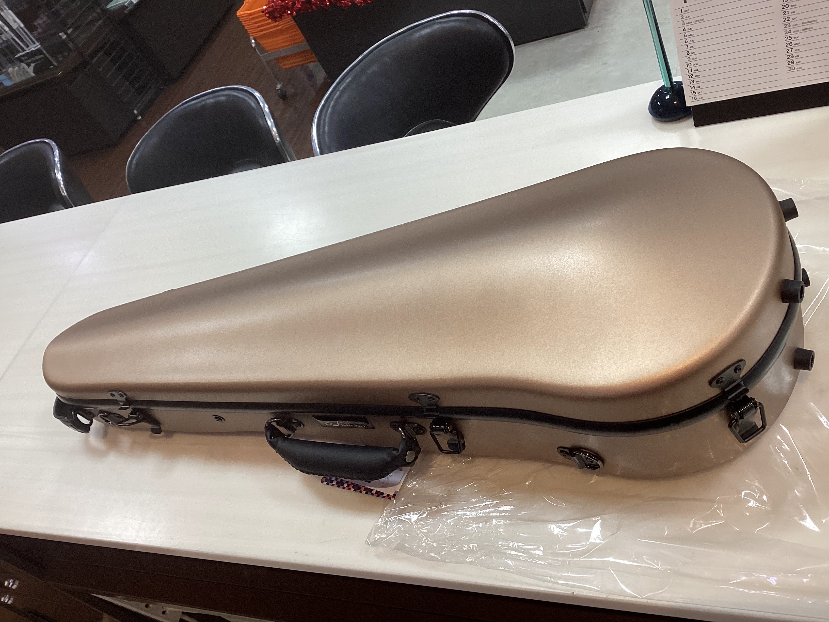 島村楽器アミュプラザ鹿児島店のピアノアドバイザーの小村です！3歳からピアノ一筋！島村楽器でもずっとピアノの担当をしております。ひょんなことからバイオリンを始めることになりました！　（詳細はvol.1に記載しています） ついにバイオリンケース買っちゃいました！！！ カーボンマック　CFV-2S シャン […]