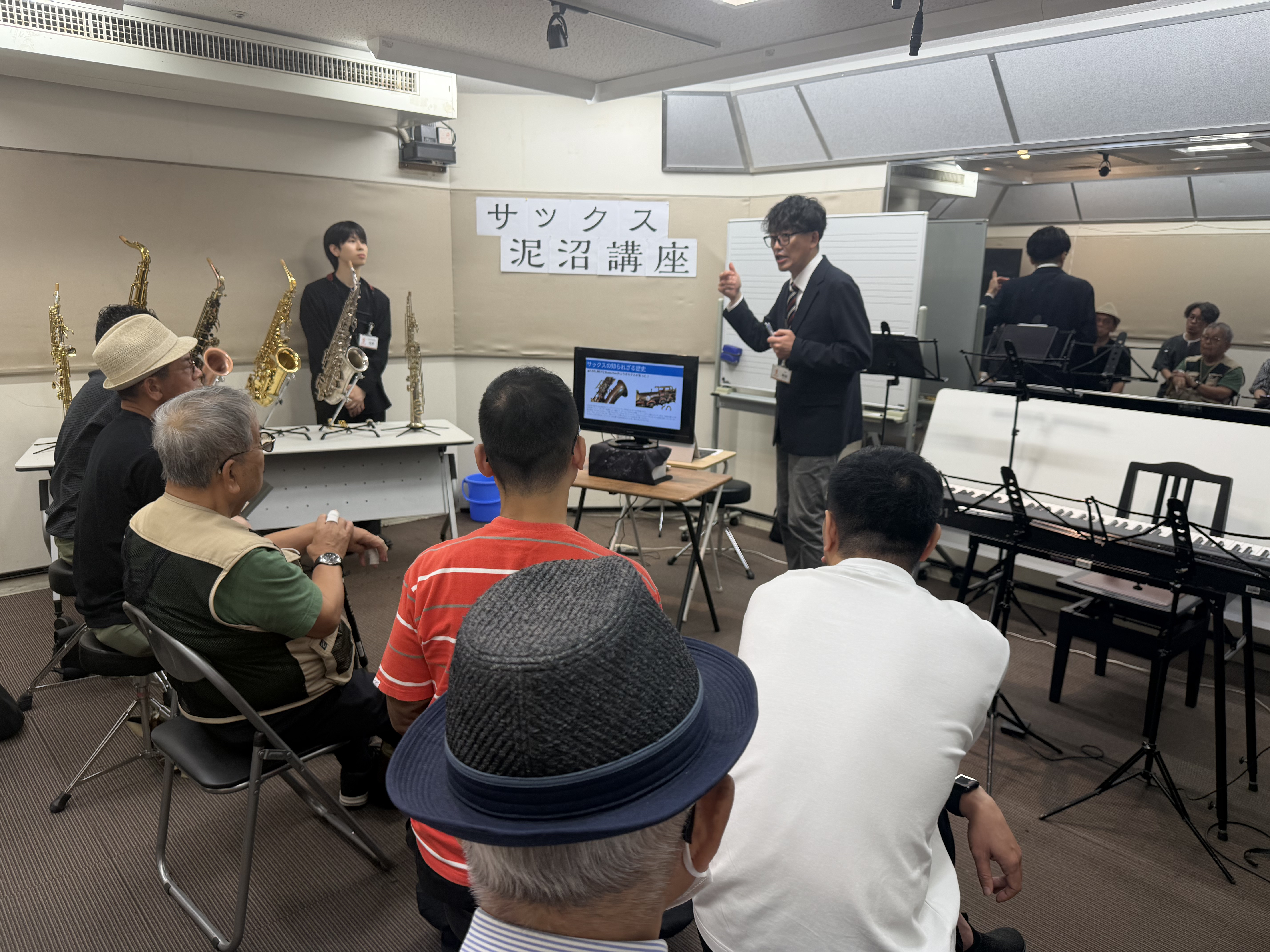皆さんこんにちは！島村楽器アミュプラザ鹿児島店サックスインストラクターの堂森です！ 先日開催されました管楽器フェスタにて「サックス泥沼講座＆沼LIVE」～新品楽器VSヴィンテージ楽器新旧対決！～を開催しましたのでその様子をお伝えします！ CONTENTSサックス泥沼講座サックス沼LIVEお問い合わせ [&hellip;]